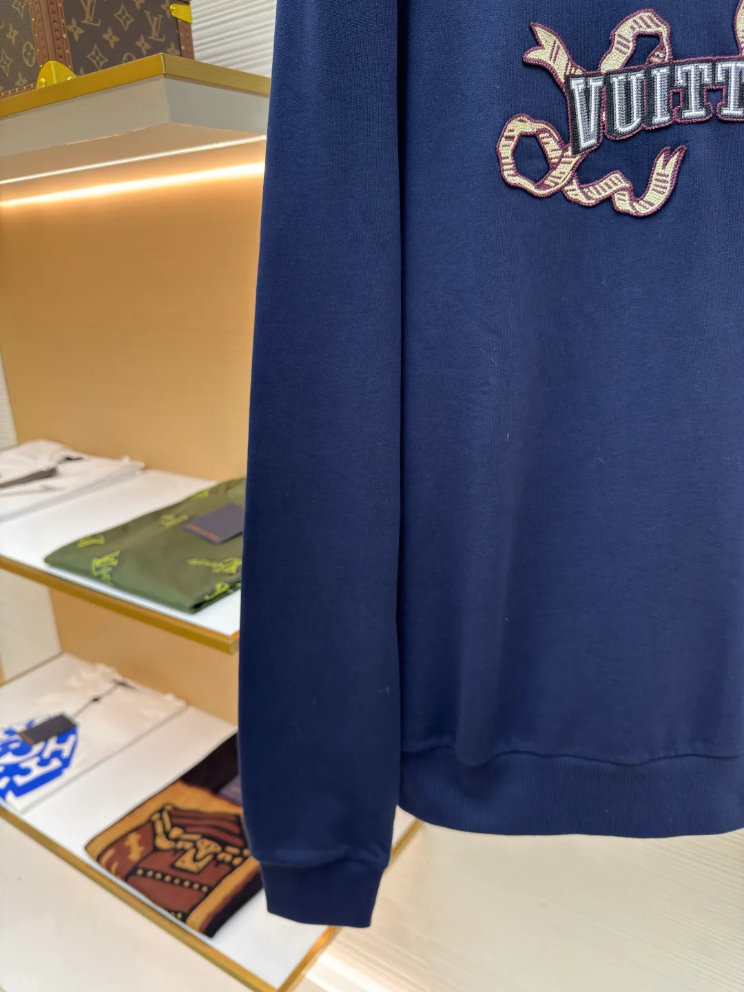 LOUISVUITTON pearlescent yarn Zhangzi sweatshirt ●Original version: purchased and developed for 10800 ●Item number: 1680727-A85 ●Fabric: double-ply large terry bottom sweatshirt fabric ●Technology: knitting ●Version: fitted version ●Weight: about 590 grams ●Size: XS-S-M-L ●Description: The fabric is made of cotton 32s double-ply large terry bottom sweatshirt fabric, matched with 26s double yarn 1*1 horizontal machine weaving thread, the front chapter is embroidered with a domestic high-speed embroidery machine, and the mesh bottom is padded with three layers of hot water sol material on top. Gold and silver thread + mercerized thread, the outer ring of the chapter adopts the Great Wall stitch method, and the inner part adopts the sun stitch method. The number of embroidery needles in the entire chapter reaches 150,000. The dense stacking of stitches is used to create a three-dimensional effect. The back panel is embroidered with three-dimensional flat embroidery with mercerized thread. The overall wiring is straight and delicate, the fabric is comfortable and soft, and the color is consistent without color difference. It can be matched with the same style to create a fashionable look and control various occasions. Customized accessories, complete with three standards, same style for men and women!